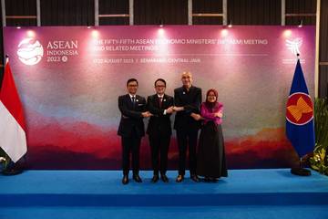 Jabat Tangan ala "ASEAN WAY"