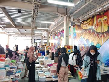 Pengunjung memadati bazar buku “Buka Gudang”, Gramedia Pandanaran Semarang