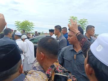 Presiden Jokowi Dikerumuni Warga 