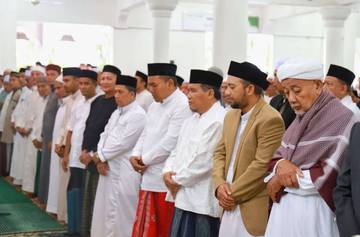 Pj Bupati Pidie Shalat Idul Adha di Mesjid Al-Falah Sigli