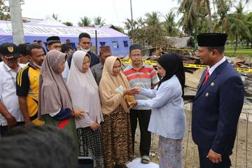 Pj Walikota Jenguk Pengungsi Korban Kebakaran Batuphat Timur