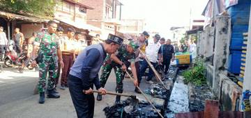 Gotong Royong Muspida Bersihkan Selokan Pasar 