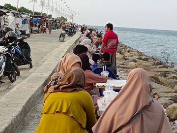 Nongkrong di Pantai Jagu Lhokseumawe