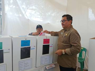 Pj Walikota Lhokseumawe A. Hanan Memilih di TPS Lapangan Hiraq 