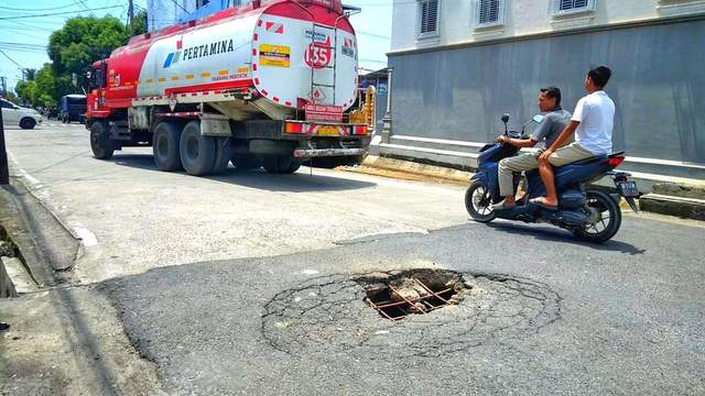 Jalan berlubang resahkan warga