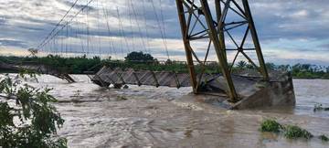 Jembatan Rubuh Akibat Banjir di Aceh