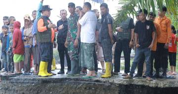 Jalan Putus Dihantam Banjir Luapan Sungai