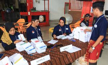 Pemeriksaan Surat Suara Pemilu di TPS Aceh Barat