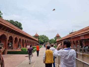 Taj Mahal Ramai Di Kunjungi Wisatawan