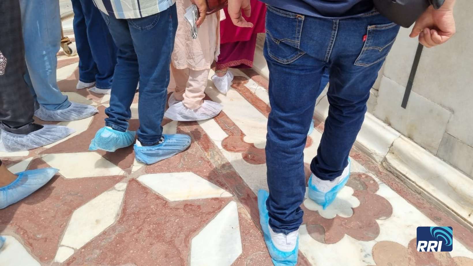 Masuk ke Taj Mahal Pengunjung Harus Mengenakan Sarung Alas Kaki