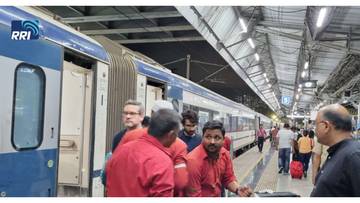 Kuli Angkut di Stasiun KA di Mumbai