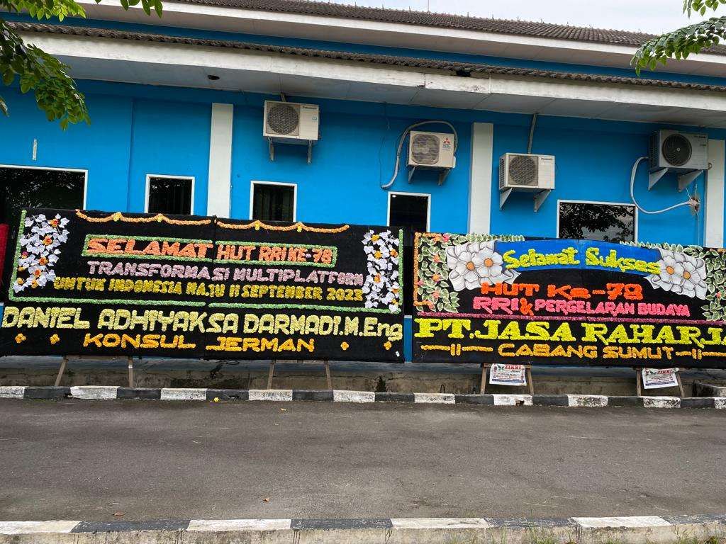 Papan Bunga Hiasi RRI Medan pada Peringatan HUT Ke-78 RRI