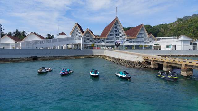 Atraksi Parade Jetski Sambut Kedatangan Kepala Daerah Natuna di Serasan