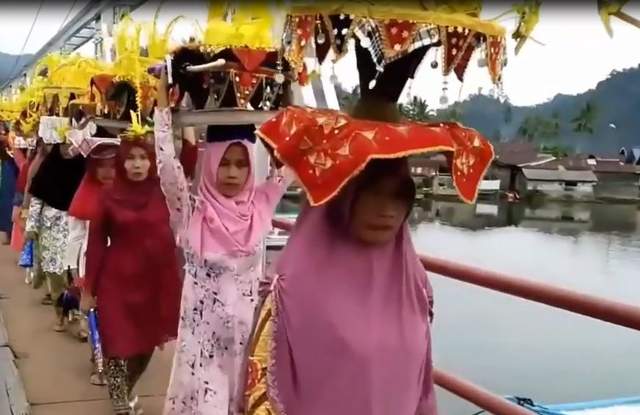 ​Tradisi Limau Barongge di Kota Padang