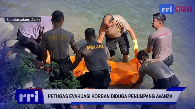 Petugas Evakuasi Korban Diduga Penumpang Avanza