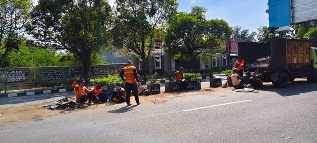 Gotong Royong Polri-TNI dan Relawan Bersihkan Material Sisa Demo