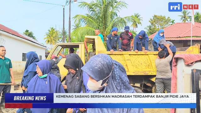Relawan Kemenag Sabang Bersihkan Madrasah di Pidie Jaya