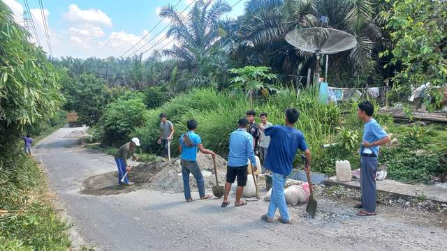 Miris, Pemerintah Bungkam Warga Cepu Tambal Jalan Sendiri
