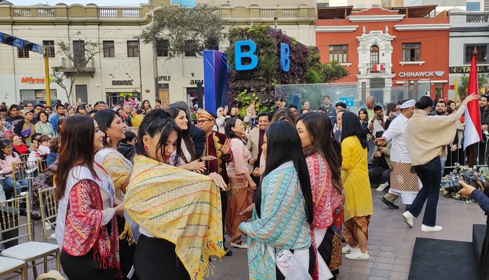 Miss Peru Menari di Fiesta Cultural de Indonesia