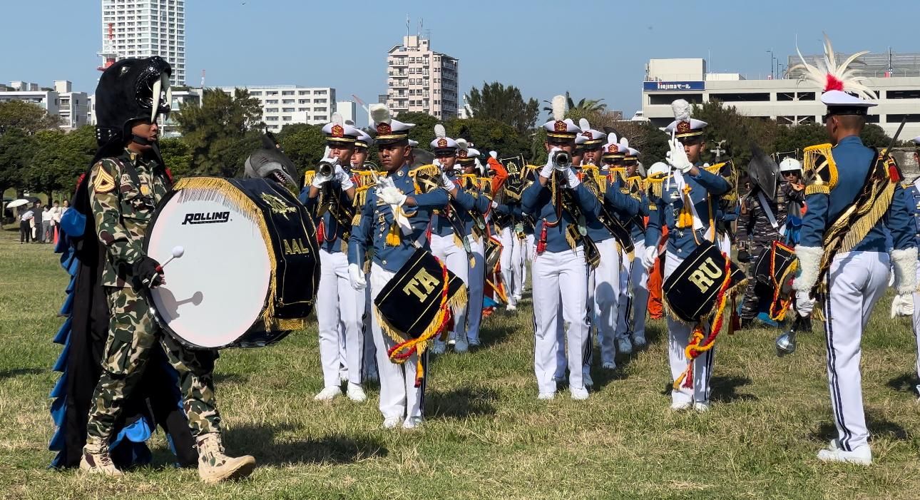 Antusiasme WNI & Warga Jepang Saksikan Parade Drum Band Taruna AAL serta naik KRI Bima Suci