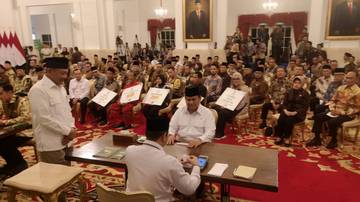 Presiden dan Kabinet Bayar Zakat di Istana