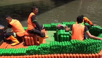Perahu Motor Pembersih Kali dari Botol Bekas