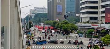 Aksi buruh dalam rangka peringatan Hari Buruh Internasional (May Day) 