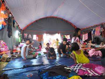 Sepenggal Kisah Pengungsi Erupsi Gunung Ibu