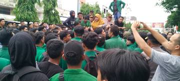 Tolak Revisi UU Pilkada, Ribuan Mahasiswa Bentrok Polisi