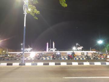 Lalu Lalang Kendaraan Saat Malam Minggu