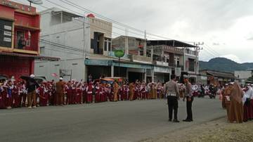 Antusiasme Pelajar Sambut Kirab Api Obor PON XXI Aceh-Sumut
