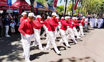Aksi Peserta Kehormatan Gerak Jalan Sampang