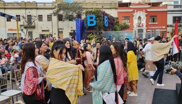 Miss Peru Menari di Fiesta Cultural de Indonesia