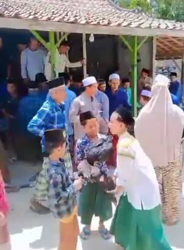 Maulid Nabi di Sampang, Tamu Undangan Dapat Ayam Hidup