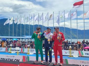 Penyerahan Medali Cabor Triathlon Sprint Aquathlon Distance Putra