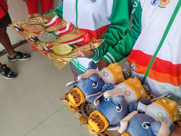 Penyerahan Medali Cabor Triathlon Sprint Aquathlon Distance Putri