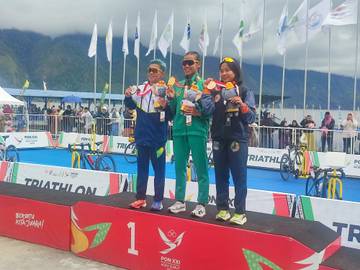 Penyerahan Medali Pemenang Sprint Distance Duathlon Putri