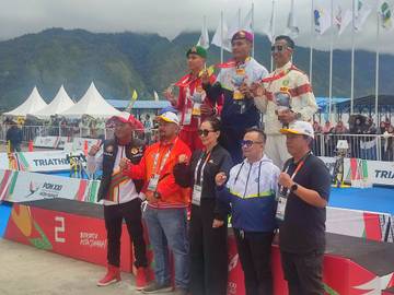 Penyerahan Medali Pemenang Sprint Distance Duathlon Putra