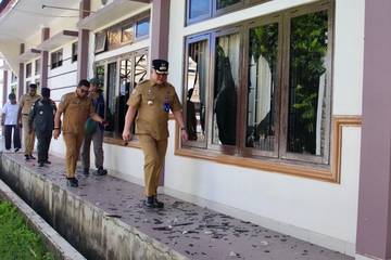 Pj Wali Kota Sorong Tinjau Kerusakan Kantor Disdukcapil Pasca Aksi Demo