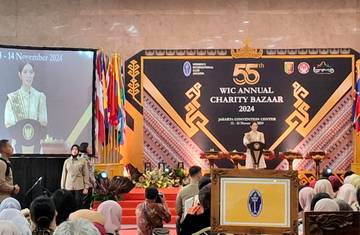 Selvi Rakabuming Apresiasi Bazar Klub Internasional Wanita