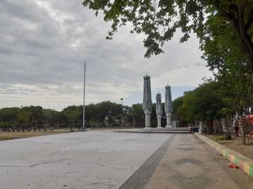 Detik-Detik Menutupnya Payung Raksasa di Alun-alun Sampang