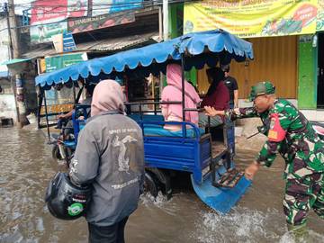 Banjir Rob Rendam Kawasan Pemukiman Muara Angke 