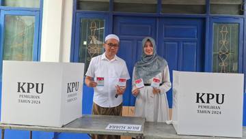 Cabup Sampang Ra Mamak Nyoblos di TPS 001 Prajjan Bersama Istri