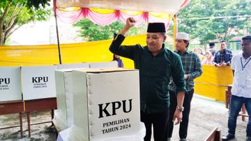 Momen Saat Cabup Sampang Mencoblos