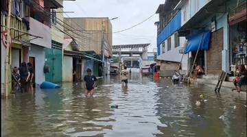Banjir Rob Putus Akses Penyeberangan ke Kepulauan Seribu