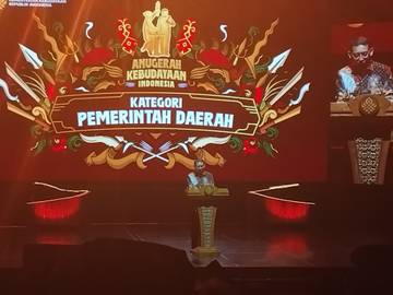 Mendekbud RI memberikan penghargaan kepada daerah berprestasi