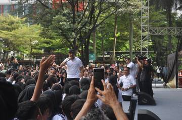 Wamenbud Giring Hibur Penonton dengan Lagu 'Laskar Pelangi'