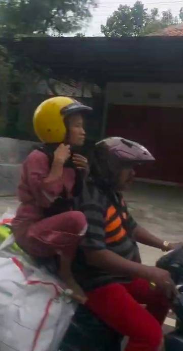 Pengendara Motor Berboncengan Tidak Aman di Bangkalan