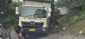 Truk Pengangkut Barang, Terperosok di Jalan Lintas Bengkulu - Lubuklinggau