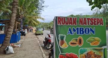 Segarnya Rujak Natsepa di Pantai Hamadi Jayapura 